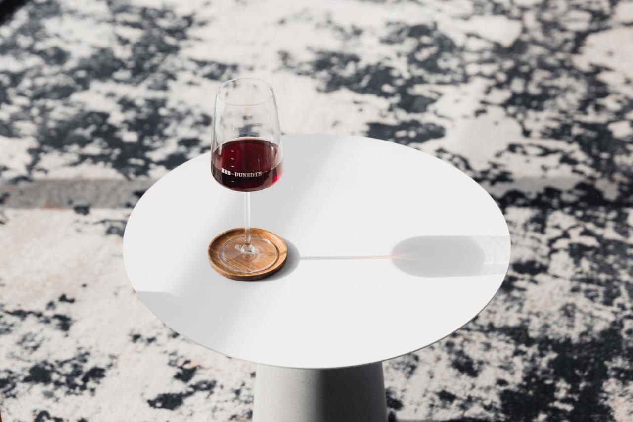 Ebb-דנידין מראה חיצוני תמונה A wine glass coaster