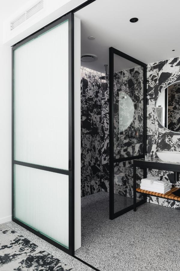 Ebb-דנידין מראה חיצוני תמונה A shower enclosure with a frosted glass door