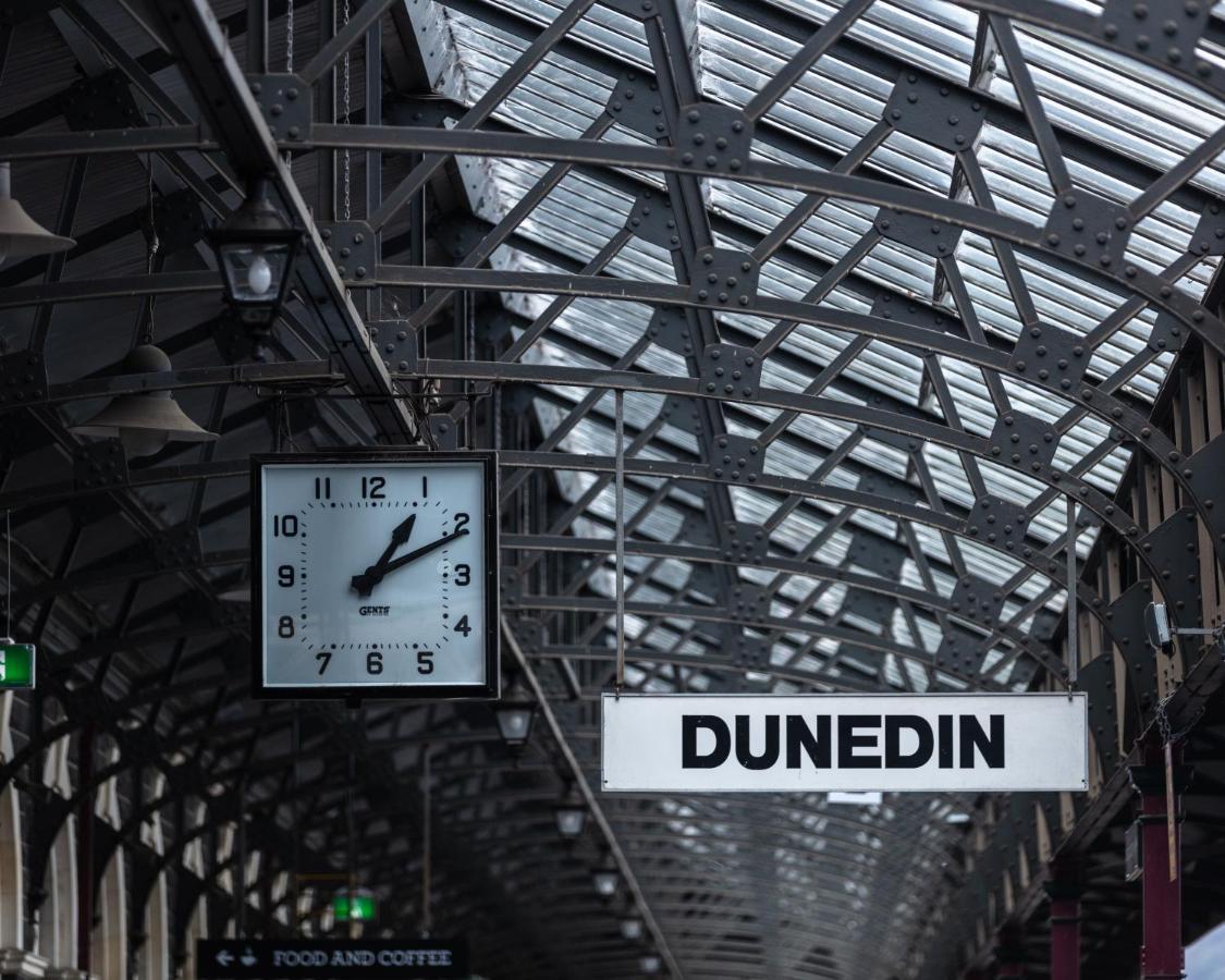 Ebb-דנידין מראה חיצוני תמונה The clock at Dunedin railway station
