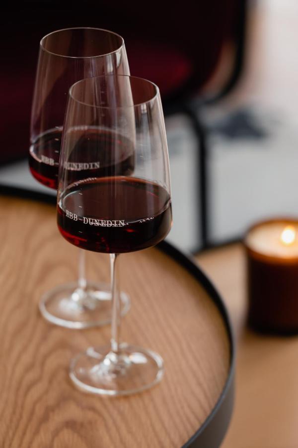 Ebb-דנידין מראה חיצוני תמונה A glass of red wine