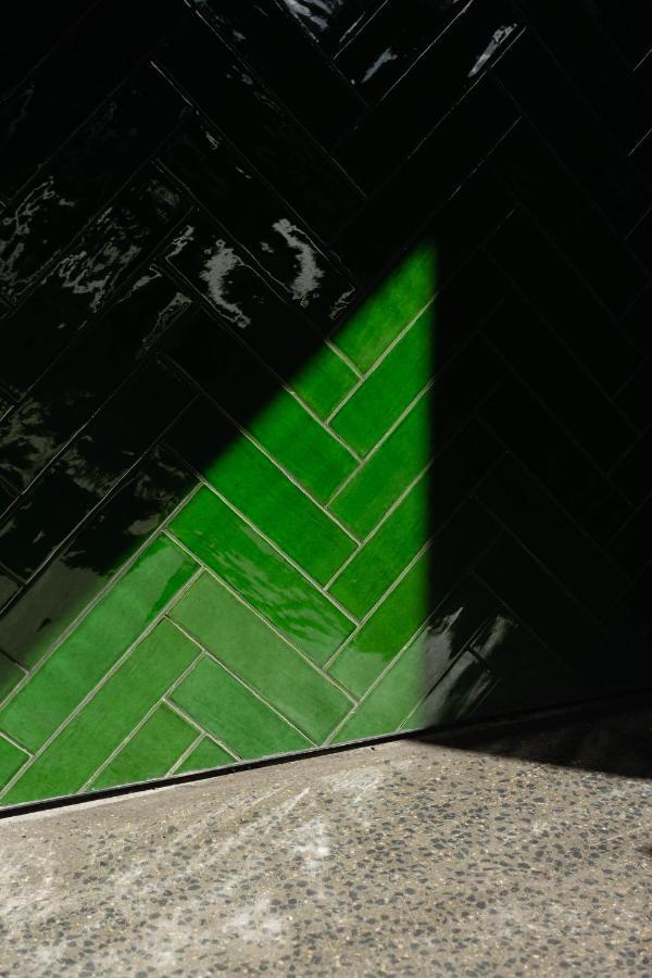 Ebb-דנידין מראה חיצוני תמונה Subway tiles in a herringbone pattern