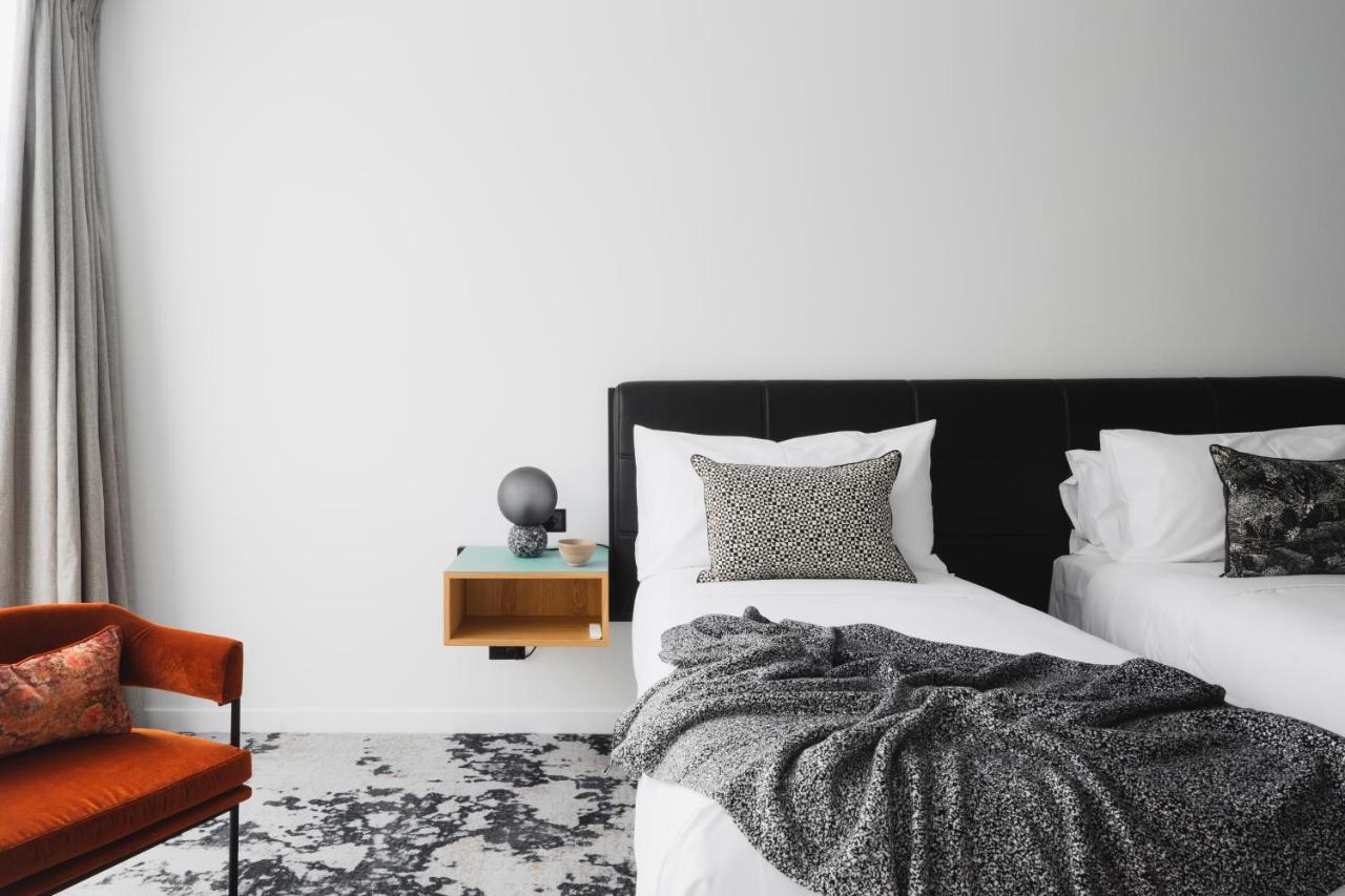 Ebb-דנידין מראה חיצוני תמונה A bedroom with a bed, a chair and a nightstand