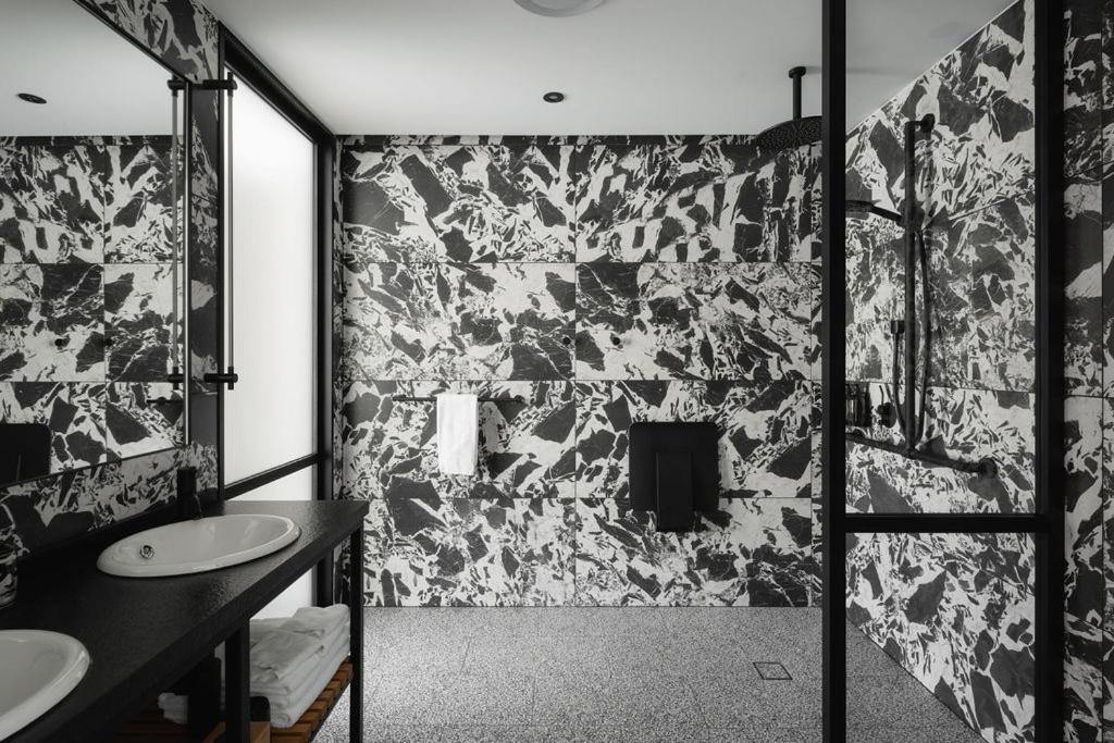 Ebb-דנידין מראה חיצוני תמונה Bathroom with terrazzo tiles