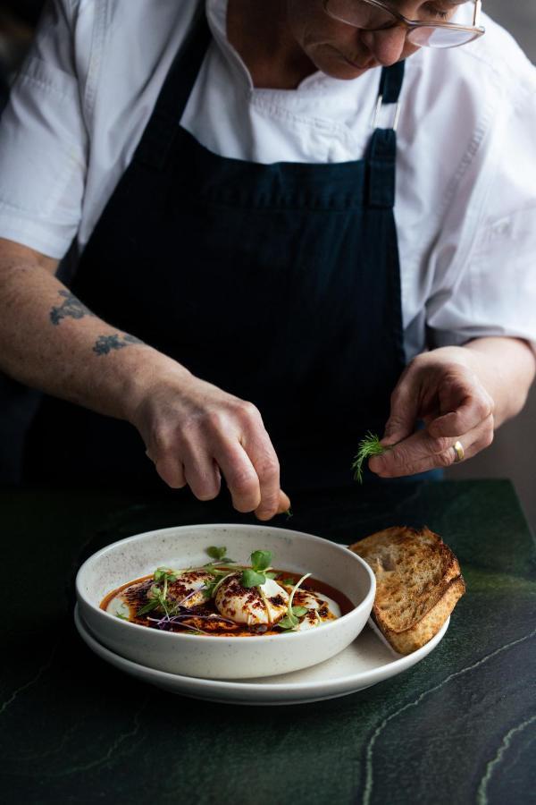 Ebb-דנידין מראה חיצוני תמונה A chef preparing a dish