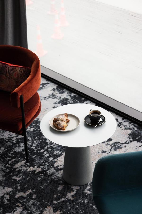 Ebb-דנידין מראה חיצוני תמונה A coffee table with a coffee cup and a pastry